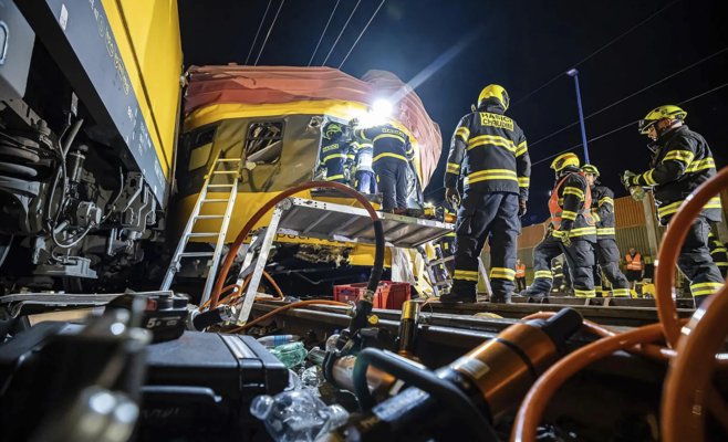 В Пардубице столкнулись пассажирский и грузовой поезда: четыре человека погибли