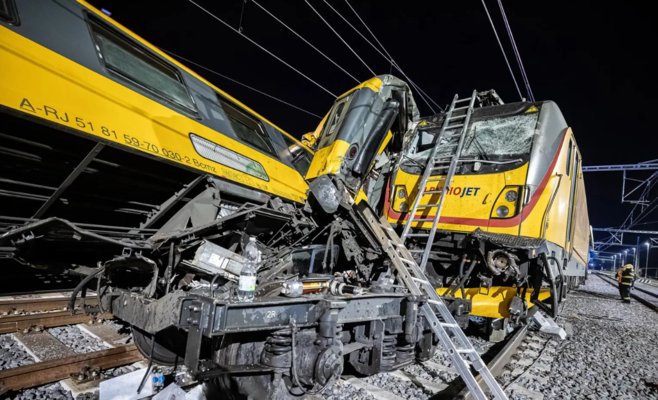 В Пардубице столкнулись пассажирский и грузовой поезда: четыре человека погибли