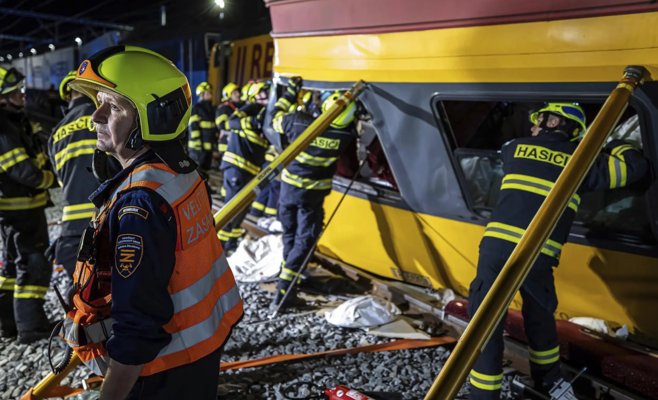 В Пардубице столкнулись пассажирский и грузовой поезда: четыре человека погибли