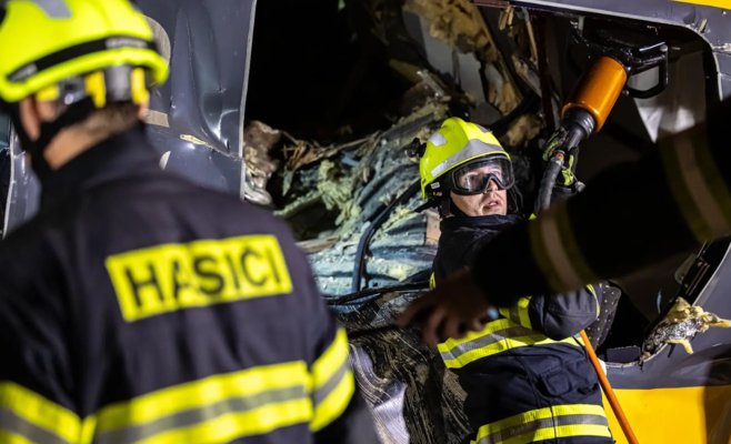 В Пардубице столкнулись пассажирский и грузовой поезда: четыре человека погибли