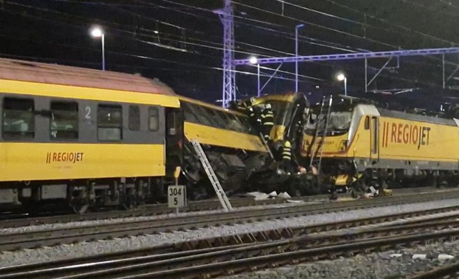 В Пардубице столкнулись пассажирский и грузовой поезда: четыре человека погибли