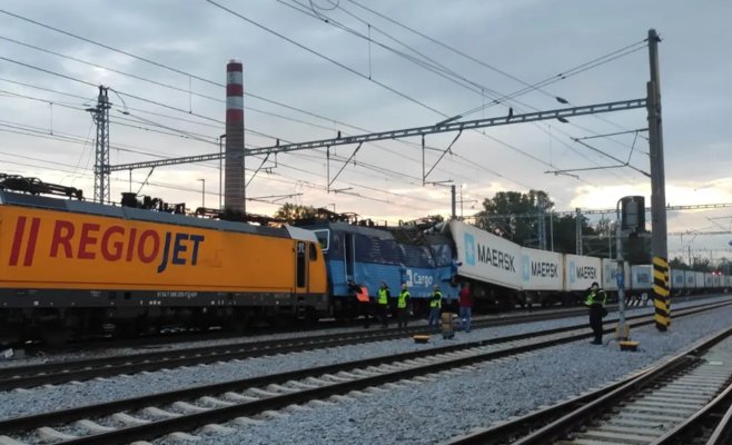 В Пардубице столкнулись пассажирский и грузовой поезда: четыре человека погибли