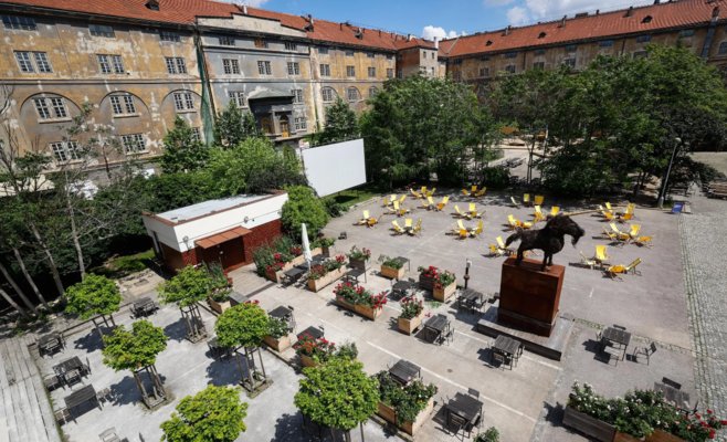 «Пишут, чтобы я сдох»: Мужчина, борющийся с шумом, закрыл популярное место в Праге