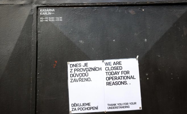 «Пишут, чтобы я сдох»: Мужчина, борющийся с шумом, закрыл популярное место в Праге