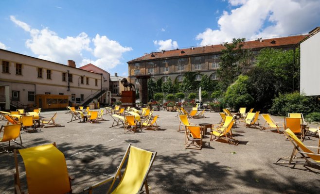 «Пишут, чтобы я сдох»: Мужчина, борющийся с шумом, закрыл популярное место в Праге