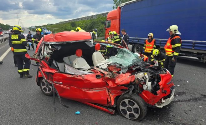 Серьёзное ДТП с участием легкового автомобиля и грузовика парализовало движение на трассе D1 у Праги