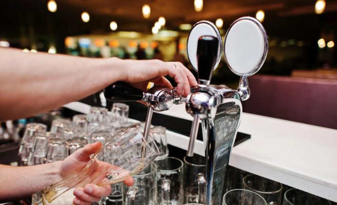 Пиво в пабах становится роскошью: за пять лет цены выросли на половину
