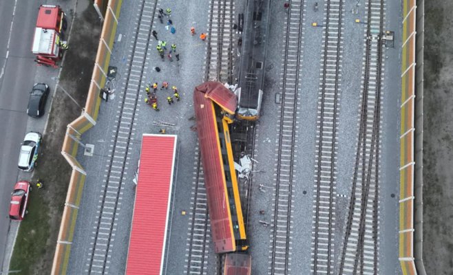 Камера зафиксировала: RegioJet успел остановиться перед столкновением, но медленно движущийся поезд все равно его разрушил