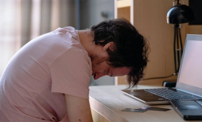 «Делай это или я заставлю тебя»: как сексуальное вымогательство приводит к самоубийствам