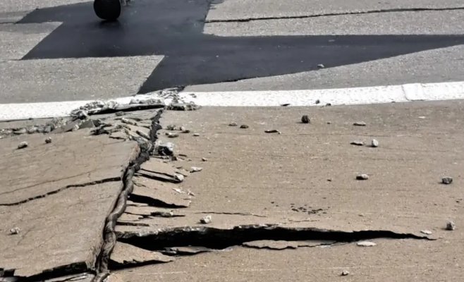 На автомагистрали D5 у Пльзеня после дождей образовался бугор на дороге