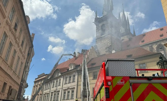 В центре Праги на улице Целетна сгорела крыша дома