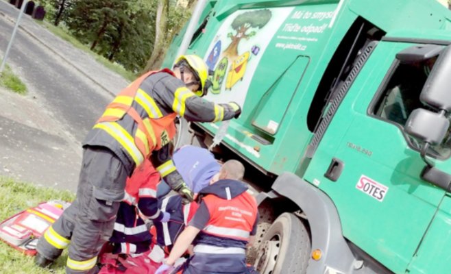 Пожилая женщина попала под колеса мусоровоза в Соколове