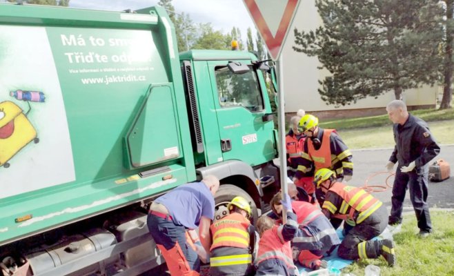 Пожилая женщина попала под колеса мусоровоза в Соколове