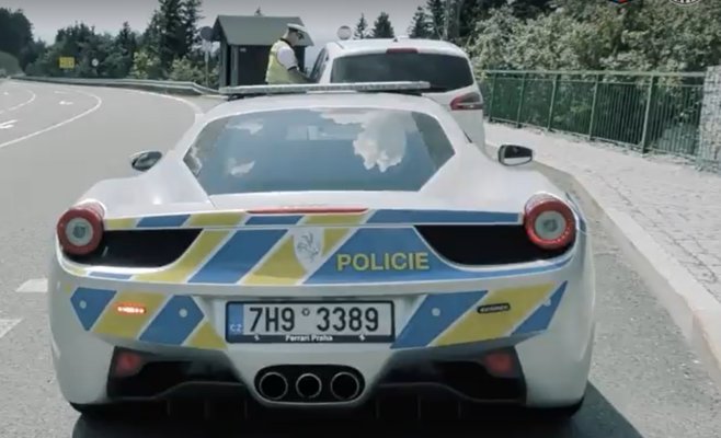 Полицейские на Ferrari ловили мотоциклистов в Есениках