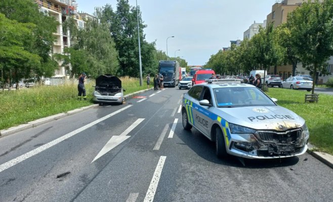 Горящее авто неслось на людей в Праге, полицейский остановил его своим автомобилем