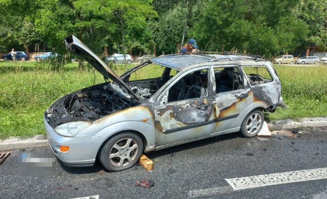 Горящее авто неслось на людей в Праге, полицейский остановил его своим автомобилем