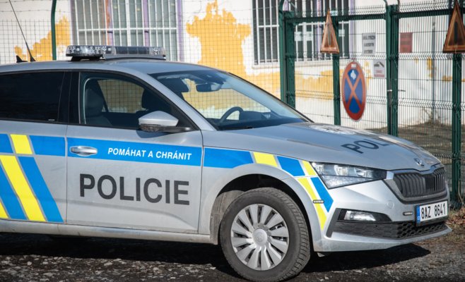 Пожилой иностранец в Брно пригласил к себе на комнату тридцатилетнюю женщину с костылями и лишился ноутбука и денег