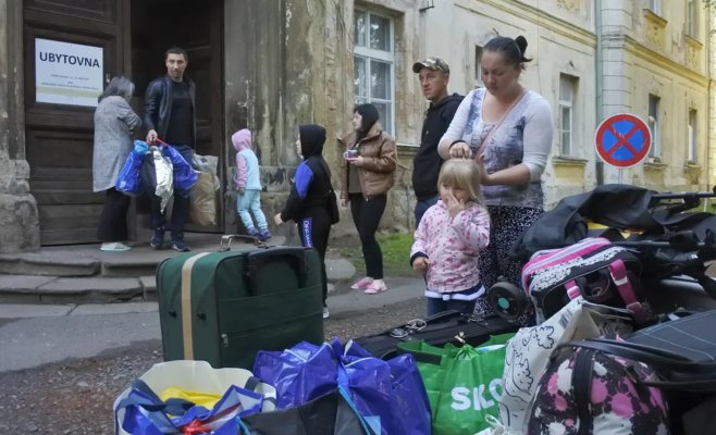 Украинские беженцы смогут подавать заявки на долгосрочное проживание: решение правительства