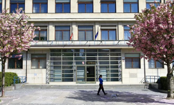 Купил слегка подержанный Mercedes, но машина оказалась с пробегом, скрученным на 400 тысяч километров.