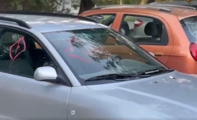 В Праге мужчина испортил почти сто автомобилей, рисуя на них ромбы, а перед этим угрожал оружием