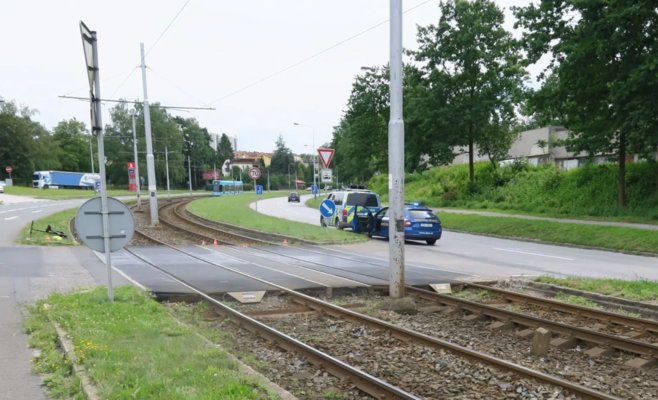 В Остраве 90-летний мужчина погиб в столкновении с трамваем на электросамокате
