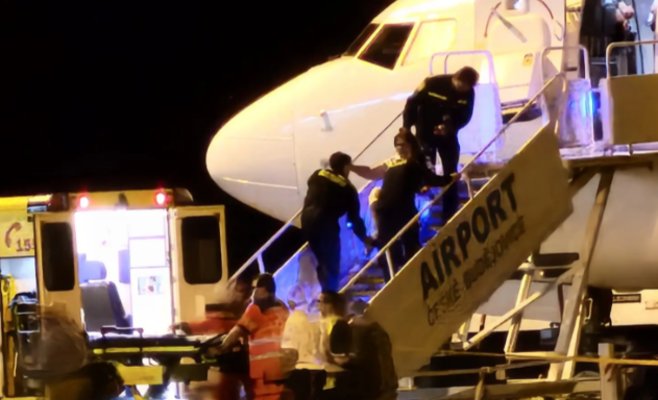 Драматические моменты на борту самолета из Турции: скорая помощь встретила пассажирку на чешском летном поле