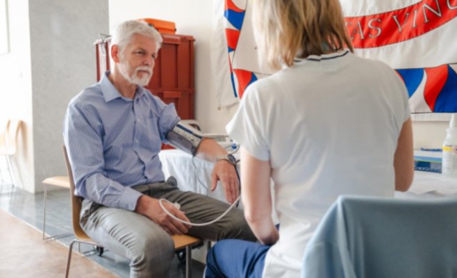 Президент Павел сдал кровь и призвал здоровых людей последовать его примеру