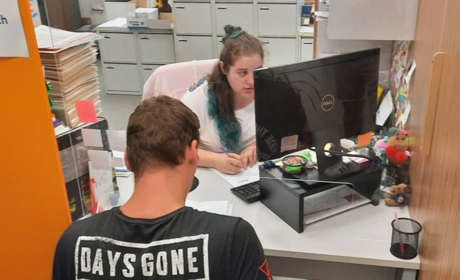 Сотни работников Liberty Ostrava требуют компенсации зарплаты от государства, стоя в очередях по несколько часов