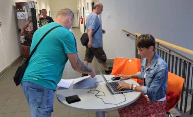 Сотни работников Liberty Ostrava требуют компенсации зарплаты от государства, стоя в очередях по несколько часов