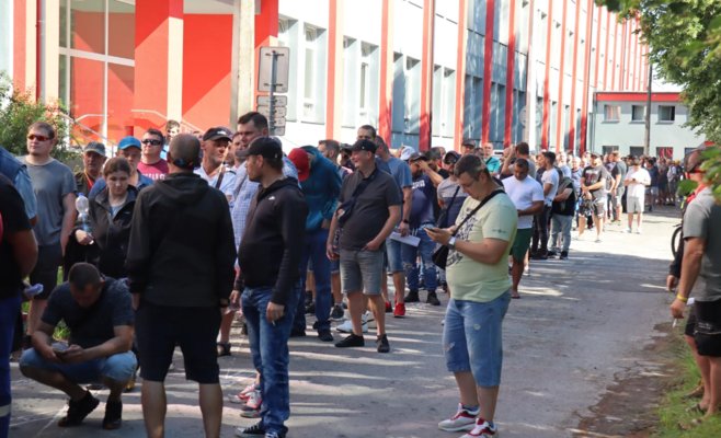 Сотни работников Liberty Ostrava требуют компенсации зарплаты от государства, стоя в очередях по несколько часов