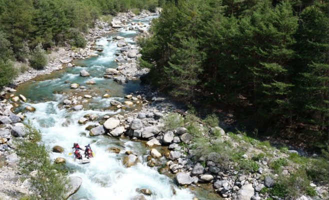 Трагедия в Французских Альпах: Двое чехов погибли в результате аварии на рафте