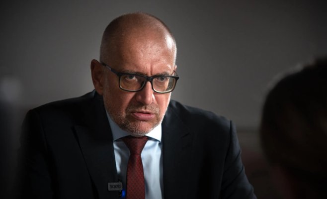 Министр Бек объехал пробку на D1 по полосе для аварийных служб