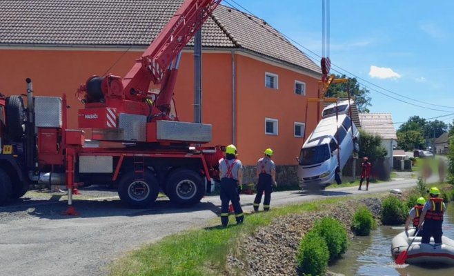 Машина в пруду: инцидент с Volkswagen на Таховске