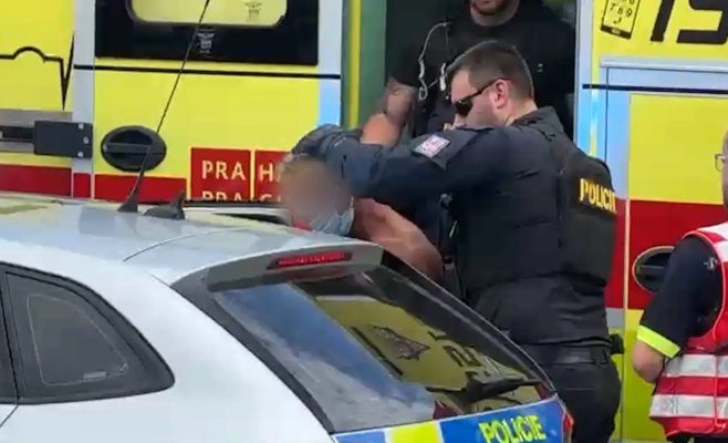 Шесть человек пострадали в результате нападения с ножом на заправке в Праге