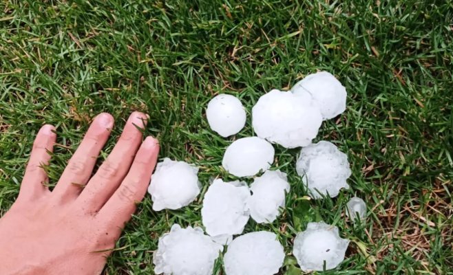 Осуществились опасения: метеорологи сообщают о граде размером до восьми сантиметров