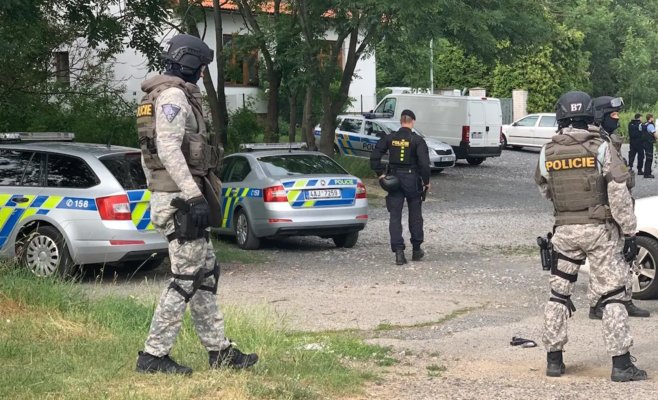 Пьяный мужчина в Брно стрелял из газового пистолета, на место вылетел вертолет с спецназом