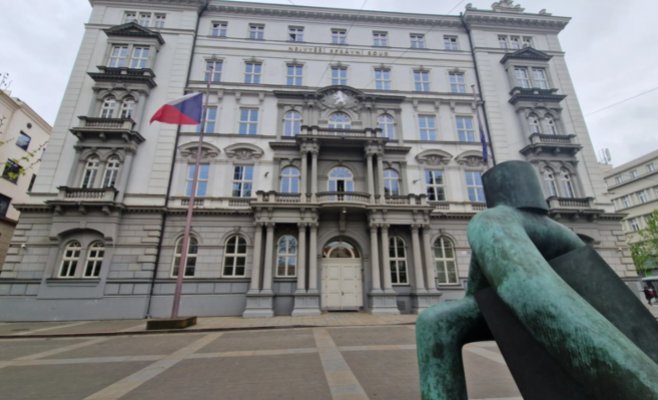 Полицейский ехал 106 км/ч при разрешенных 50 км/ч. Утверждал, что сбила с толку разметка