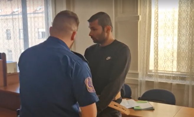 Наркозависимый напал на школьницу средь бела дня на оживленной улице Брно. Суд начался