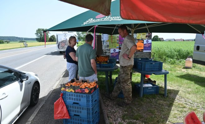 Продавцы вдоль дорог предлагают 
