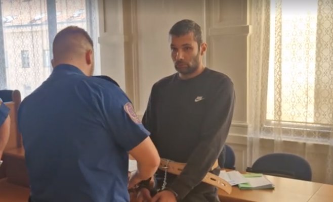 Ударил школьницу в шею. Получил 16 Лет