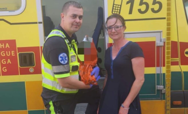 В бэби-боксе на ратуше Праги 8 нашли девочку, завернутую в ткань с кошками. Она получила имя Иржинка