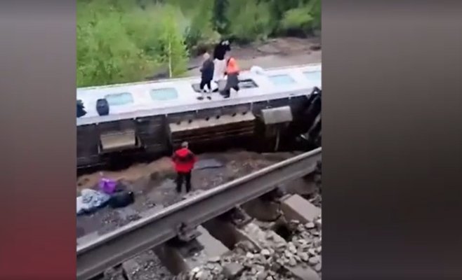 В России пассажирский поезд сошел с рельсов в болотистой местности: десятки раненых и два погибших