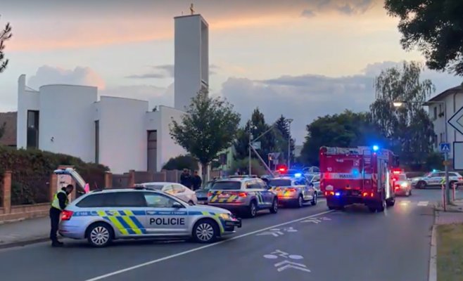 Полицейские попали в аварию в пражском районе Кбелы во время погони за мотоциклом