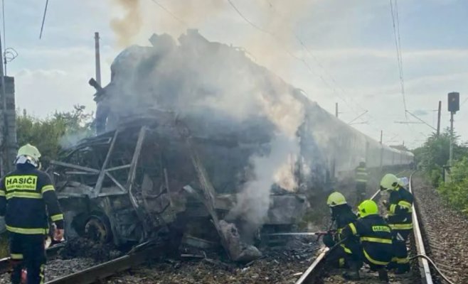 Скоростной поезд из Праги столкнулся с автобусом в Словакии: Семь погибших