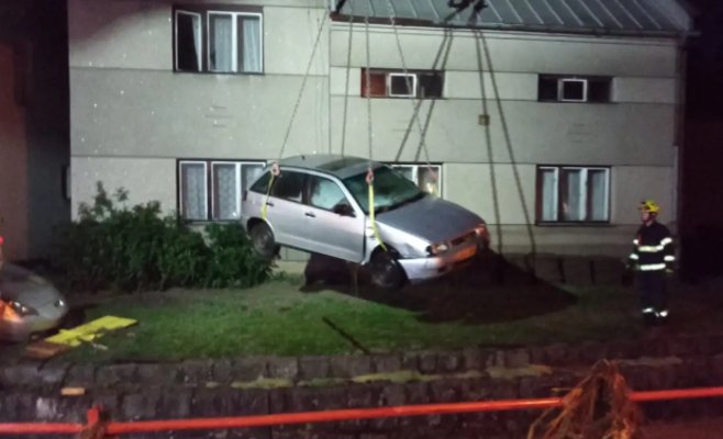 Молниеносные наводнения накрыли семь деревень в районе Пршеров, вода уносила даже машины