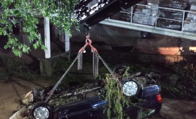 Молниеносные наводнения накрыли семь деревень в районе Пршеров, вода уносила даже машины