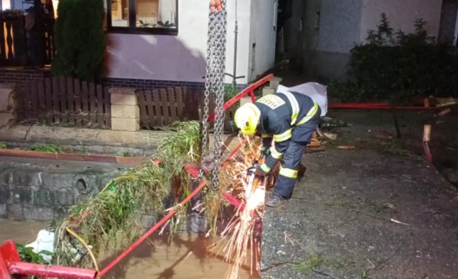 Молниеносные наводнения накрыли семь деревень в районе Пршеров, вода уносила даже машины