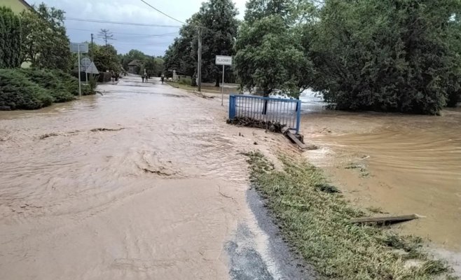 Молниеносные наводнения накрыли семь деревень в районе Пршеров, вода уносила даже машины