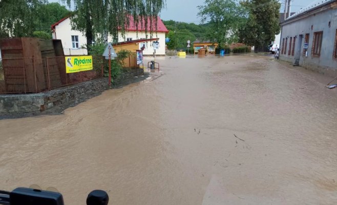 Молниеносные наводнения накрыли семь деревень в районе Пршеров, вода уносила даже машины