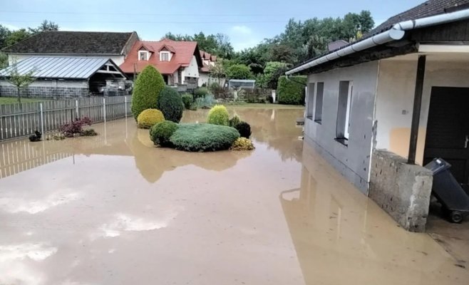 Молниеносные наводнения накрыли семь деревень в районе Пршеров, вода уносила даже машины